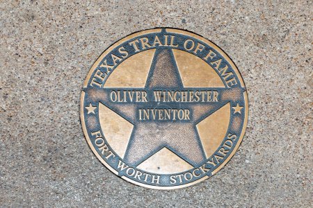 Téléchargez les photos : Fort Worth, Texas - 5 novembre 2023 : le sentier de la renommée du Texas honore Oliver Winchester avec une plaque à la marche de la renommée à Fort Worth - en image libre de droit