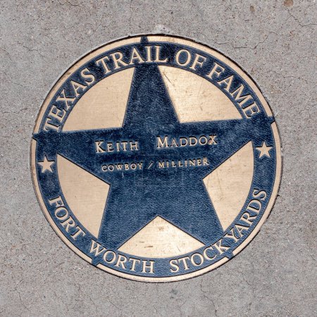 Téléchargez les photos : Fort Worth, Texas - 5 novembre 2023 : le sentier de la renommée du Texas honore Keith Maddox avec une plaque à la marche de la renommée à Fort Worth - en image libre de droit