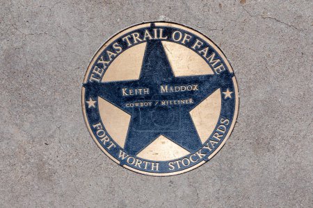 Foto de Fort Worth, Texas - 5 de noviembre de 2023: el sendero de la fama de Texas honra a Keith Maddox con un plato en el paseo de la fama en Fort Worth - Imagen libre de derechos
