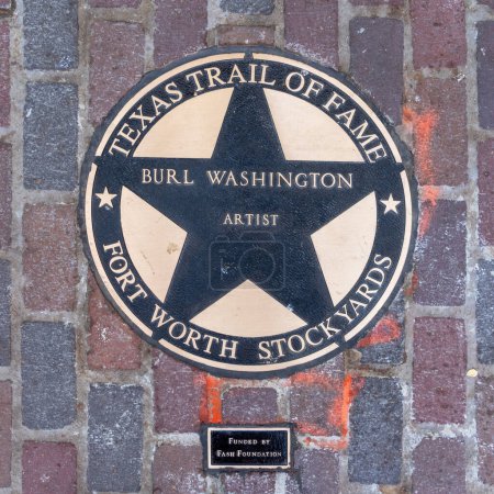 Foto de Fort Worth, Texas - 5 de noviembre de 2023: el sendero de la fama de Texas honra al artista Burl Washington con un plato a pie de fama en Fort Worth. - Imagen libre de derechos