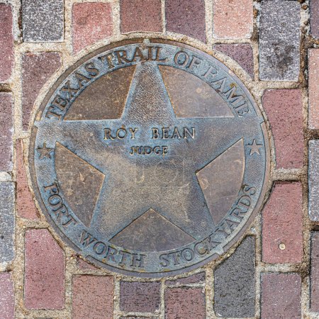 Foto de Fort Worth, Texas - 5 de noviembre de 2023: el sendero de la fama de Texas honra al juez Roy Bean con un plato a pie de fama en Fort Worth - Imagen libre de derechos