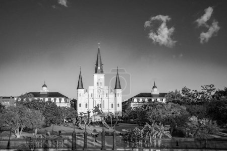 Foto de Nueva Orleans, Estados Unidos - 25 de octubre de 2023: vista panorámica de la madrugada a la catedral de San Luis en la plaza Jackson en Nueva Orleans, Estados Unidos. - Imagen libre de derechos