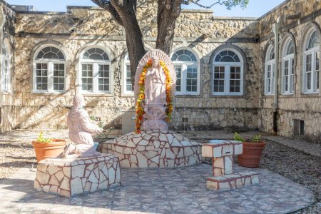 Foto de San Antonio, EE.UU. - 31 de octubre de 2023: estatua de la santa María en la misión San José en el sendero de la misión San Antonio, patrimonio de la humanidad de la Unesco. - Imagen libre de derechos