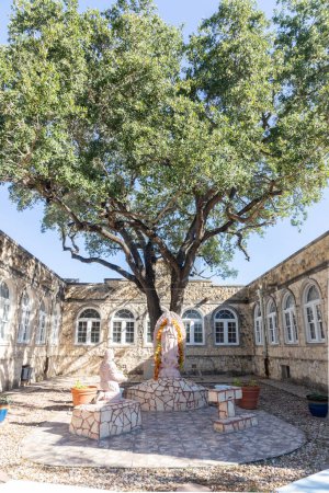 Foto de San Antonio, EE.UU. - 31 de octubre de 2023: estatua de la santa María en la misión San José en el sendero de la misión San Antonio, patrimonio de la humanidad de la Unesco. - Imagen libre de derechos