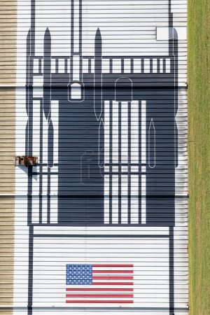 Foto de Houston, Estados Unidos - 22 de octubre de 2023: pintura de un cohete en el salón de actos Saturn 5 en el centro espacial houston, Estados Unidos. - Imagen libre de derechos