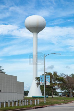 Foto de Houston, Estados Unidos - 22 de octubre de 2023: torre de agua y señal de calle orion and gateway at houston space center, Estados Unidos. - Imagen libre de derechos