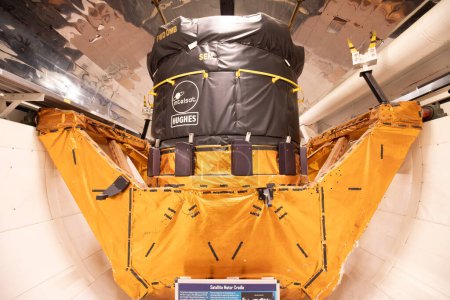 Téléchargez les photos : Houston, États-Unis - 22 octobre 2023 : le satellite Motor Cradle exposé au Space Center Houston, un centre d'apprentissage de pointe en sciences et exploration spatiale. - en image libre de droit