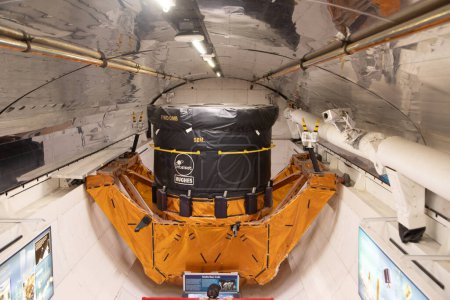 Foto de Houston, Estados Unidos - 22 de octubre de 2023: el satélite Motor Cradle se exhibe en Space Center Houston, un centro de aprendizaje líder en exploración científica y espacial. - Imagen libre de derechos