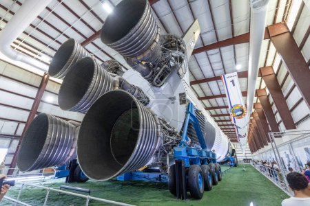 Foto de Houston, Estados Unidos - 22 de octubre de 2023: hangar interior con cohete SATURN V en el Centro Espacial - El Centro Espacial Lyndon B. Johnson (JSC) en Houston, Texas. primer plano del detalle del cohete con la cápsula Apolo. - Imagen libre de derechos