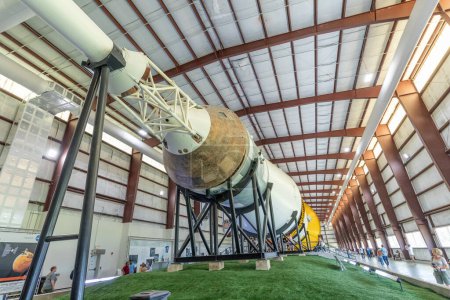 Téléchargez les photos : Houston, États-Unis - 22 octobre 2023 : hangar intérieur avec fusée SATURN V dans le centre spatial - Le Lyndon B. Johnson Space Center (JSC) à Houston, Texas. gros plan de Rocket detail avec la capsule Apollo. - en image libre de droit
