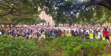 Foto de Houston, Estados Unidos - 21 de octubre de 2023: la gente se manifiesta por la paz en Palestina en el ayuntamiento de Houston. - Imagen libre de derechos