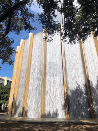 Foto de Houston, Estados Unidos - 21 de octubre de 2023: pared de agua escénica en Houston construida en 1985 con 11000 galones de agua por minuto con reminiscencias de un antiguo escenario de teatro romano. - Imagen libre de derechos