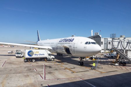 Téléchargez les photos : Francfort, Allemagne - 20 octobre 2023 : préparation du jet Lufthansa pour un vol atlantique avec de la nourriture. Passagers à la passerelle toujours à l'aéronef. - en image libre de droit