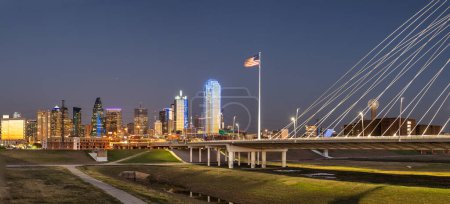 Foto de Horizonte panorámico por la noche en Dallas, Texas, EE.UU. - Imagen libre de derechos