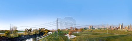 Foto de Horizonte panorámico al final de la tarde en Trinity River con vista al centro de Dallas, Texas, EE.UU. - Imagen libre de derechos