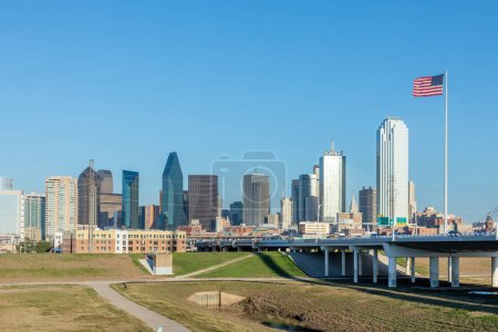 Foto de Panorámica panorámica panorámica del centro de Dallas vista desde Trinity River con Margaret Hunt Hill Bridge, Texas - Imagen libre de derechos