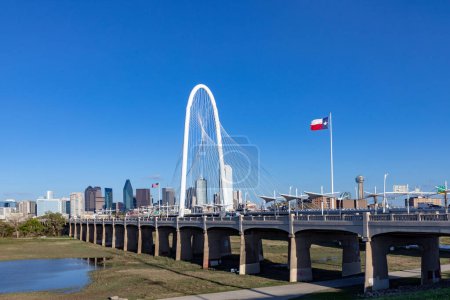Foto de Paisaje panorámico Panorama del centro de Dallas visto desde Trinity River con Margaret Hunt Hill Bridge, Texas - Imagen libre de derechos