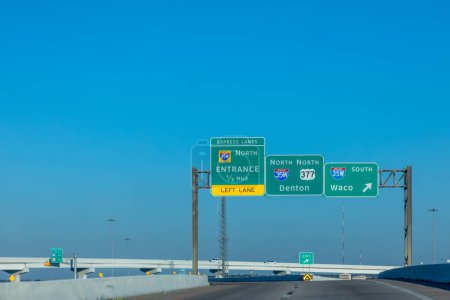 Foto de Señalización denton entrada norte a waco sur y carril expreso en un cruce de carreteras en Fort Worth, EE.UU. - Imagen libre de derechos