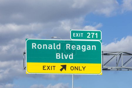 Foto de Salida Ronald Reagan boulevard de interstae 35 con el tráfico en sol de la tarde con nubes - Imagen libre de derechos