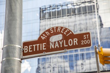 Téléchargez les photos : Street sign 4th street at Bettie Naylor streert in the historic district in Austin, Texas, États-Unis - en image libre de droit