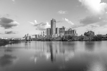 Foto de Horizonte de Austin a primera hora de la mañana con la ciudad espejo en el río Colorado, Texas, EE.UU. - Imagen libre de derechos
