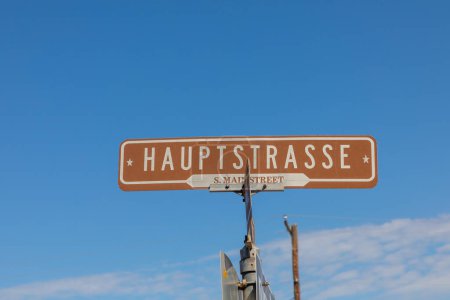 Foto de Calle señal hauptstrasse, en Inglés calle principal en el pequeño pueblo occidental de Boerne, Texas, EE.UU. - Imagen libre de derechos