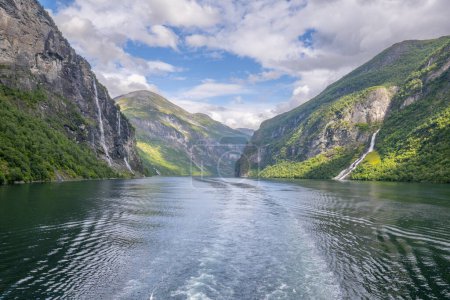 Téléchargez les photos : Geirangerfjord pittoresque du niveau d'eau, .Geiranger en été en Norvège - en image libre de droit