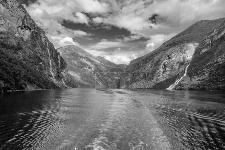 Téléchargez les photos : Geirangerfjord pittoresque du niveau d'eau, .Geiranger en été en Norvège - en image libre de droit