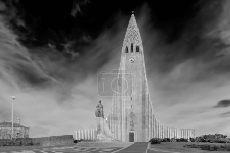 Foto de Moderna iglesia Hallgrimskirkja en el centro de Reykjaivk, Islandia - Imagen libre de derechos