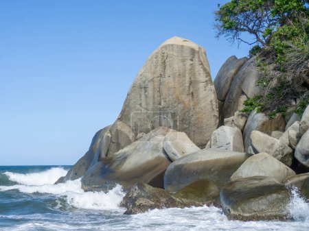 Téléchargez les photos : D'énormes rochers pittoresques sur une plage dans le parc national Tayrona, en Colombie - en image libre de droit