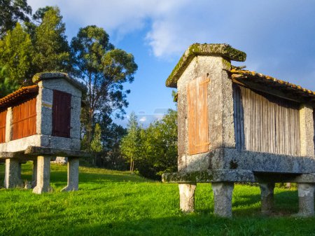 Foto de Almacenamiento de granos Espigueiros en el pueblo de Soajo, Parque Nacional Peneda Geres, norte de Portugal - Imagen libre de derechos