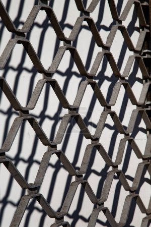Téléchargez les photos : Texture de grille métallique harmonique en détail donne un fond harmonique symbolisant la technique moderne - en image libre de droit