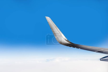 Téléchargez les photos : Belle vue de l'aile de l'avion sur fond de ciel bleu - en image libre de droit
