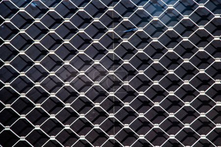 Téléchargez les photos : Texture de grille métallique harmonique en détail donne un fond harmonique symbolisant la technique moderne - en image libre de droit