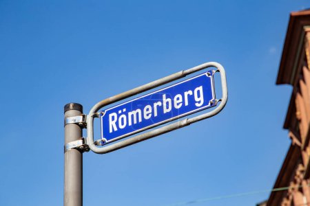 Téléchargez les photos : Nom de rue Roemerberg - engl. Montagne des Romains - sur la place du marché central à Francfort, Allemagne - en image libre de droit