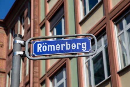 Téléchargez les photos : Nom de rue Roemerberg - engl. Montagne des Romains - sur la place du marché central à Francfort, Allemagne - en image libre de droit