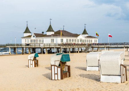 Foto de Muelle y playa de Ahlbeck, Alemania. El mar Báltico en Usedom Island es famoso por sus sillas de playa de mimbre cubiertas únicas. - Imagen libre de derechos