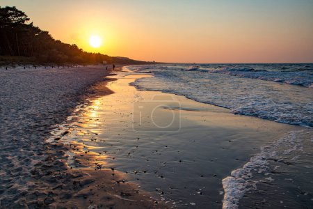 Téléchargez les photos : Coucher de soleil pittoresque sur la plage de sable fin d'Usedom, mer baltique - en image libre de droit