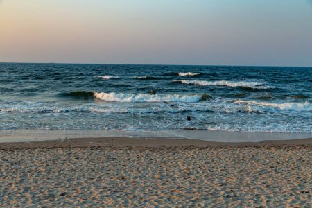 Foto de Puesta de sol escénica en la playa de arena en Usedom, mar báltico - Imagen libre de derechos