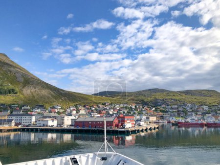 Foto de Que entra en el puerto de Tromso en la zona de tromsdalen en Noruega por barco - Imagen libre de derechos