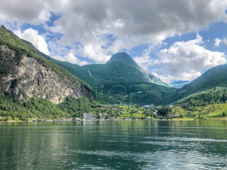 Téléchargez les photos : Vue panoramique sur le village de Geiranger avec le célèbre fjord, Norvège - en image libre de droit
