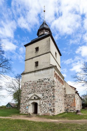 Téléchargez les photos : Vieille église dans le petit village de Benz à Usedom - en image libre de droit