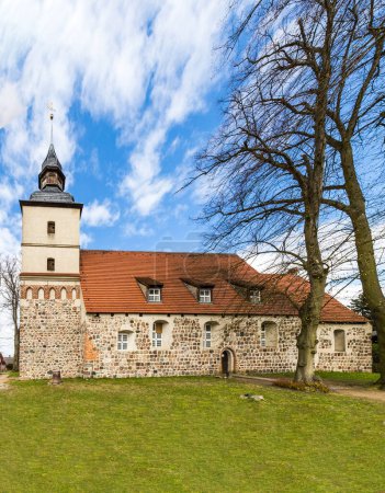 Téléchargez les photos : Vieille église dans le petit village de Benz à Usedom - en image libre de droit
