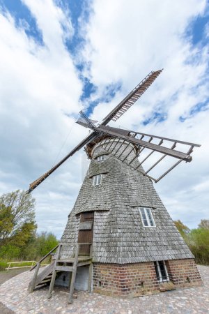 Foto de El molino de viento holandés en Benz en la isla de Usedom, Mecklemburgo-Pomerania Occidental, Alemania - Imagen libre de derechos