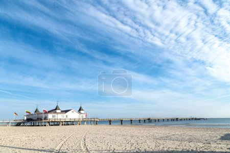 Foto de Muelle y playa de Ahlbeck en el mar Báltico en la isla Usedom, Mecklemburgo-Vorpommern, Alemania - Imagen libre de derechos
