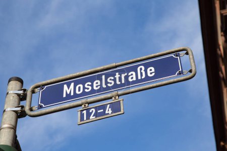 Téléchargez les photos : Street sign Moselstrasse - Moselle Street à Francfort, Allemagne - en image libre de droit
