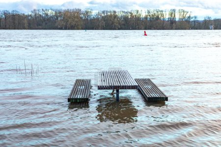Foto de Banco inundado en el río Rin en Eltville, Hesse, Alemania en el estado de ánimo del atardecer - Imagen libre de derechos
