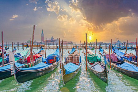 Foto de Góndola en la plaza San Marco esperando a los turistas en Venecia, Italia - Imagen libre de derechos