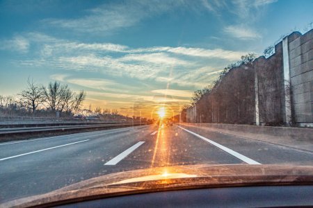 Foto de Puesta de sol en la autopista con coches en Alemania - Imagen libre de derechos