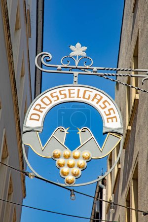 Foto de Drosselgasse carril y firmar en Ruedesheim en el medio del Rin - Imagen libre de derechos
